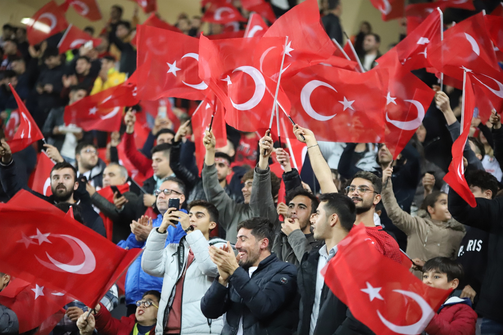 A MİLLİ TAKIM, HAZIRLIK MAÇINDA ÇEKYA İLE KARŞI KARŞIYA GELİYOR. MÜCADELENİN 20 DAKİKASI GOLSÜZ EŞİTLİKLE GEÇİLDİ. (İHA/GAZİANTEP-İHA)A Milli Takım, hazırlık maçında Çekya ile karşı karşıya geliyor. Mücadelenin 20 dakikası golsüz eşitlikle geçildi.