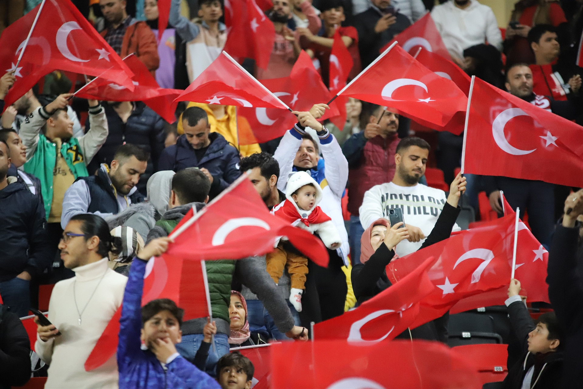 A MİLLİ TAKIM, HAZIRLIK MAÇINDA ÇEKYA İLE KARŞI KARŞIYA GELİYOR. MÜCADELENİN 20 DAKİKASI GOLSÜZ EŞİTLİKLE GEÇİLDİ. (İHA/GAZİANTEP-İHA)A Milli Takım, hazırlık maçında Çekya ile karşı karşıya geliyor. Mücadelenin 20 dakikası golsüz eşitlikle geçildi.