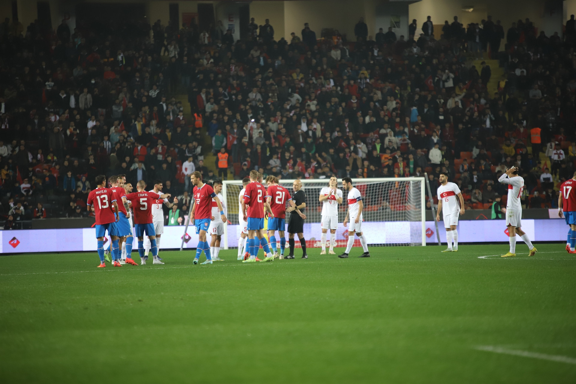 A MİLLİ TAKIM, HAZIRLIK MAÇINDA ÇEKYA İLE KARŞI KARŞIYA GELİYOR. MÜCADELENİN 20 DAKİKASI GOLSÜZ EŞİTLİKLE GEÇİLDİ. (İHA/GAZİANTEP-İHA)A Milli Takım, hazırlık maçında Çekya ile karşı karşıya geliyor. Mücadelenin 20 dakikası golsüz eşitlikle geçildi.