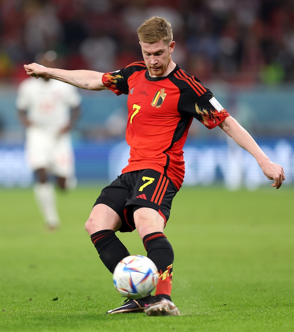 DOHA, QATAR - NOVEMBER 23: Kevin De Bruyne of Belgium controls the ball during the FIFA World Cup Qatar 2022 Group F match between Belgium and Canada at Ahmad Bin Ali Stadium on November 23, 2022 in Doha, Qatar. (Photo by Clive Brunskill/Getty Images)