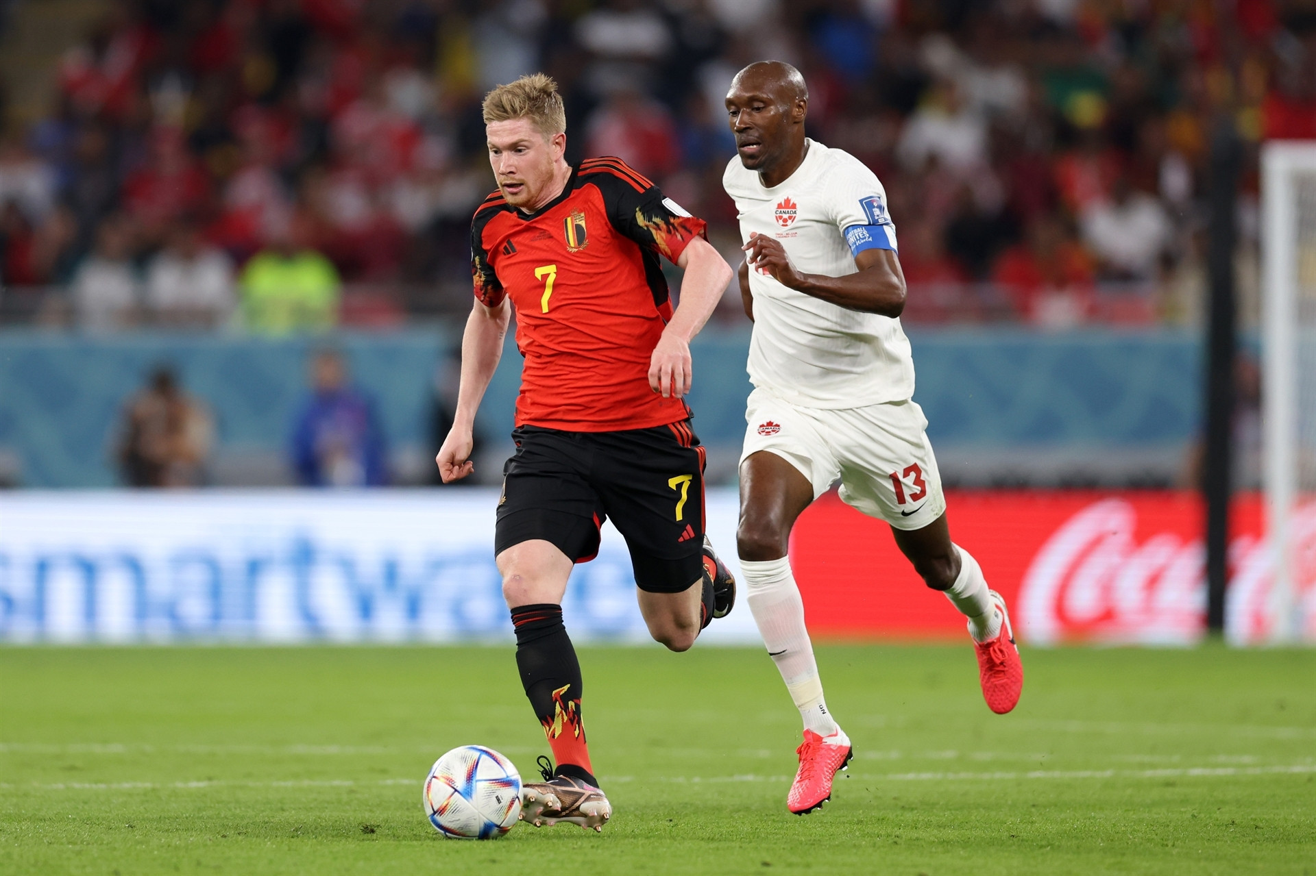 DOHA, QATAR - NOVEMBER 23: Kevin De Bruyne of Belgium controls the ball against Atiba Hutchinson of Canada during the FIFA World Cup Qatar 2022 Group F match between Belgium and Canada at Ahmad Bin Ali Stadium on November 23, 2022 in Doha, Qatar. (Photo by Clive Brunskill/Getty Images)