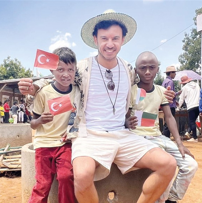 Buray, Afrika’da  su kuyusu açtı