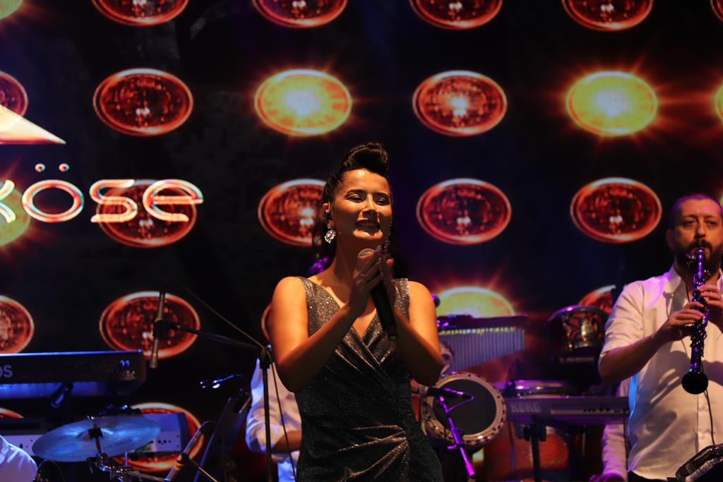 İş dünyasından balolu kutlama