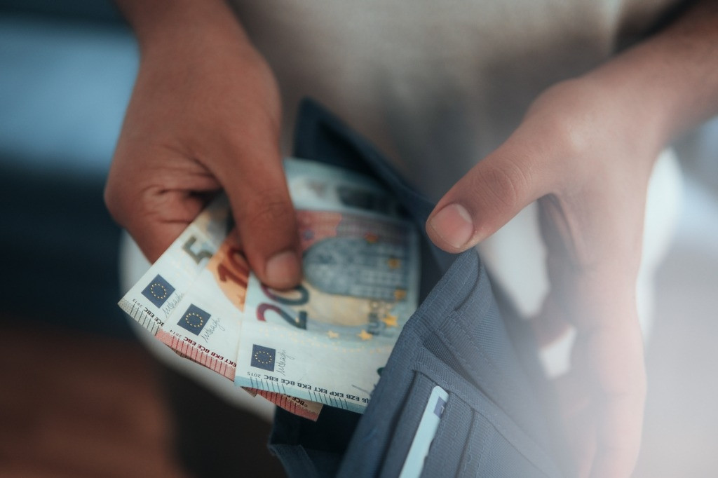 DOLAR, EURO, STERLİN VE DÖVİZ FİYATLARI