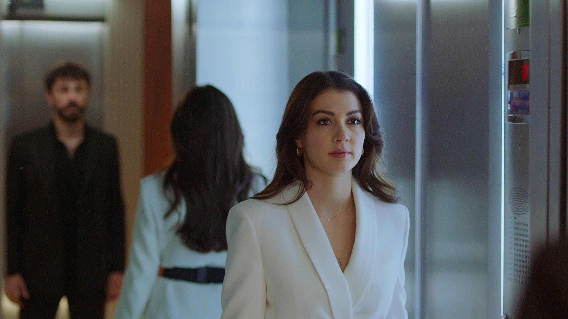 Burcu Özberk Kraliçe ile ekrana dönmeye hazırlanıyor Kraliçe dizisi konusu nedir, oyuncuları kimler