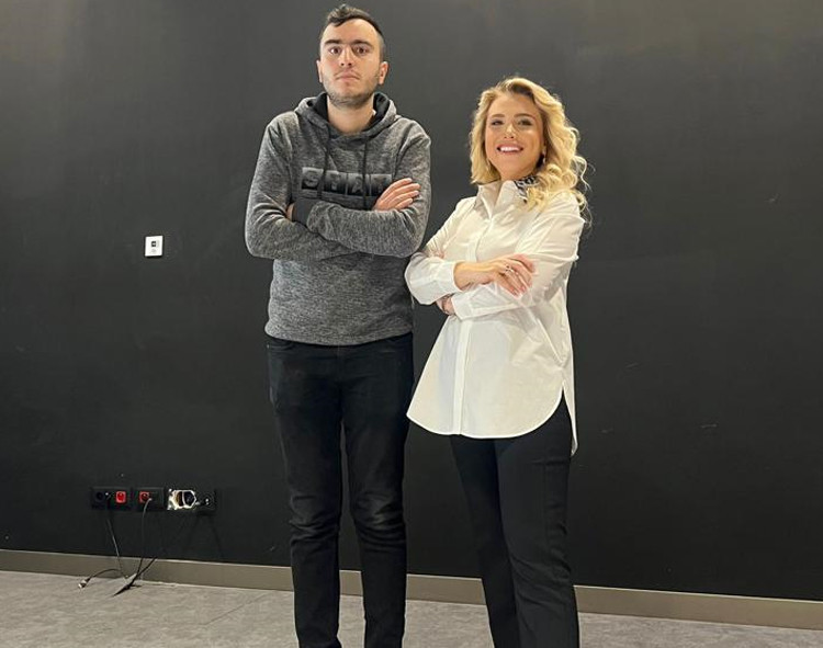 ARKADAŞIM OL PROJESİ İÇİN OBJEKTİF KARŞINA GEÇTİ