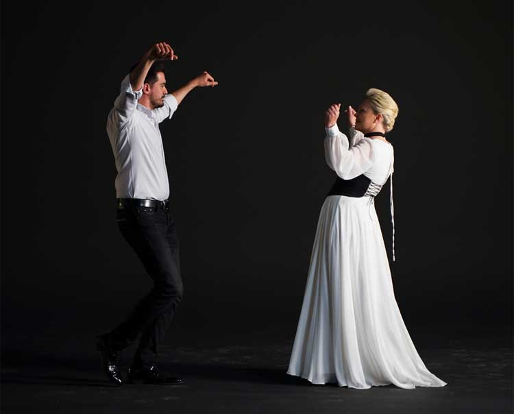 “Haber Ver” türküsünü gençlere hediye ediyor