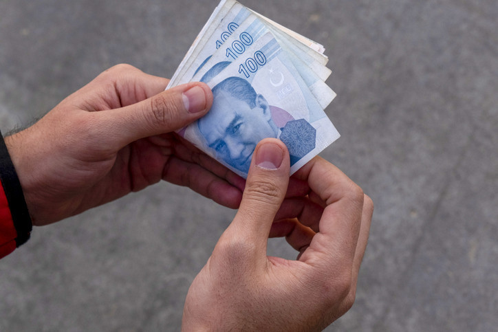 Cumhurbaşkanı Erdoğan seçim çalışmaları kapsamında yaptığı açıklamada enflasyona karşı gerekli adımları atacaklarını ifade ederek en düşük emekli maaşının 7.500 TL’ye çıkardıklarına vurgu yaptı.  Maaşları daha da arttırmanın çalışmalarını yaptıklarına dikkat çeken Erdoğan “ Memurların en düşük maaşını Temmuzda 22 bin liraya yükseltme sözünü verdik.” dedi. Açıklamasının devamında ise “ Emekçilerimizi enflasyona karşı koruyacak tedbirleri alacağız gereken adımları atacağız.” ifadelerini kullandı.