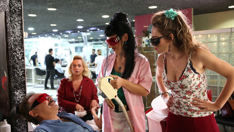 AİLE ARASINDA OYUNCULARI