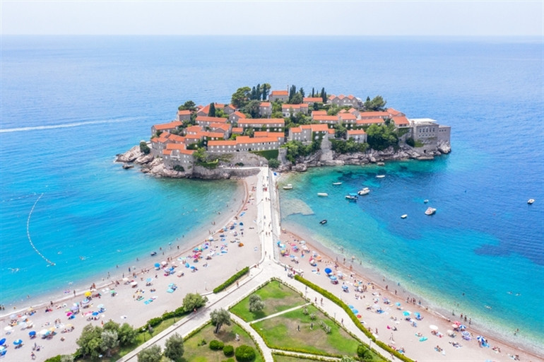 1-BUDVA’NIN GÖZ ALICI PLAJLARI: KARADAĞ