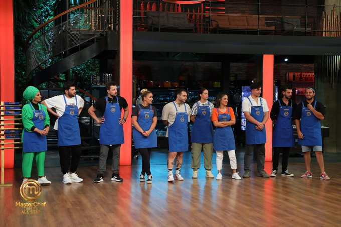 MASTERCHEF YENİ TAKIMLAR BELLİ OLDU | Dün gece (28 Ağustos) MasterChefte mavi takım kaptanı kim oldu, kaptanlık oyununu kim kazandı Kerem sürprizi... İşte kırmızı ve mavi takım yarışmacıları... MASTERCHEF YENİ TAKIMLAR BELLİ OLDU | Dün gece (28 Ağustos) MasterChefte mavi takım kaptanı kim oldu, kaptanlık oyununu kim kazandı Kerem sürprizi... İşte kırmızı ve mavi takım yarışmacıları...