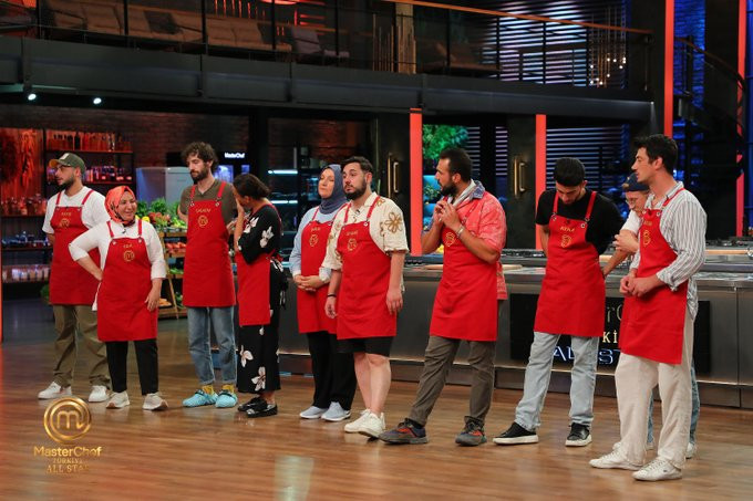MASTERCHEF YENİ TAKIMLAR BELLİ OLDU | Dün gece (28 Ağustos) MasterChefte mavi takım kaptanı kim oldu, kaptanlık oyununu kim kazandı Kerem sürprizi... İşte kırmızı ve mavi takım yarışmacıları... MASTERCHEF YENİ TAKIMLAR BELLİ OLDU | Dün gece (28 Ağustos) MasterChefte mavi takım kaptanı kim oldu, kaptanlık oyununu kim kazandı Kerem sürprizi... İşte kırmızı ve mavi takım yarışmacıları...