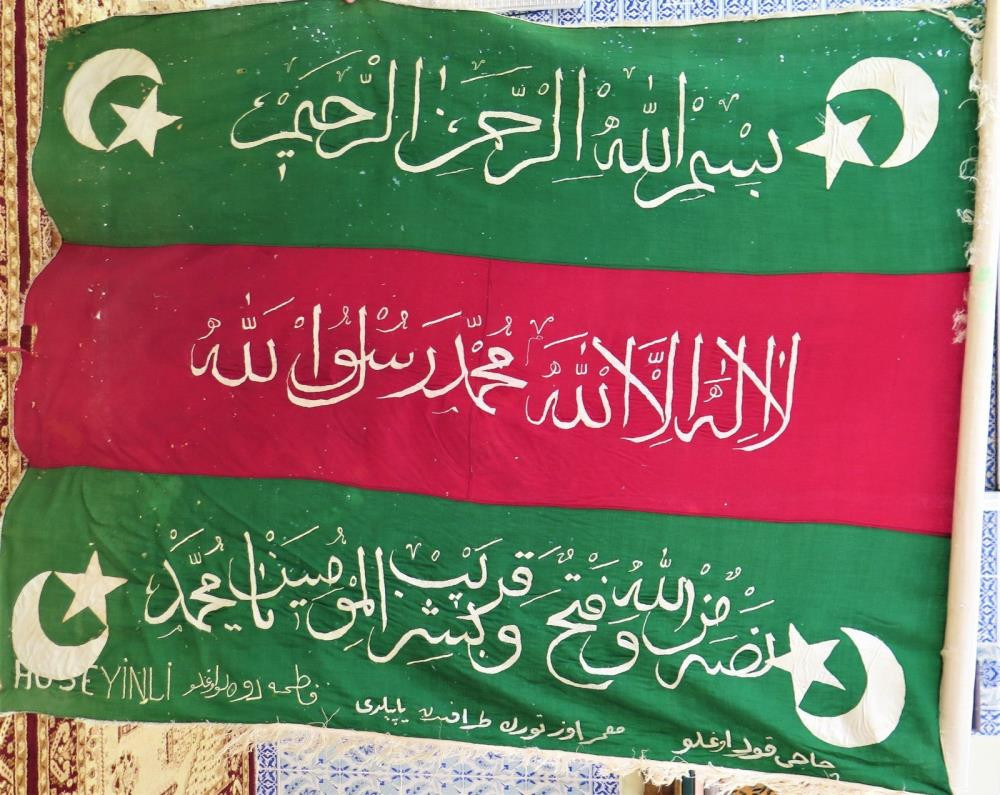 Kayseride 2. Fetih Sancağı bulundu Sancak üç parçalı ve tek yönlü dokuma üzerine işlemeli şekilde... İşte tüm detayları Kayseride 2. Fetih Sancağı bulundu Sancak üç parçalı ve tek yönlü dokuma üzerine işlemeli şekilde... İşte tüm detayları