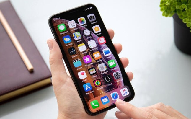 ÖĞRENCİLER İTHAL TELEFONDA ISRARCI