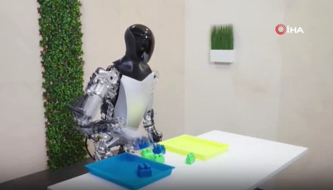 Teslanın geliştirdiği Optimus son versiyonla ortaya çıktı Yoga hareketleri yaparak adaptasyon ve dengede durabilme yeteneklerini sergiledi.