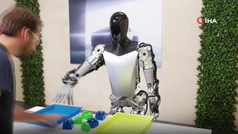 Teslanın geliştirdiği Optimus son versiyonla ortaya çıktı Yoga hareketleri yaparak adaptasyon ve dengede durabilme yeteneklerini sergiledi.