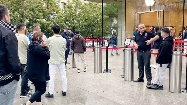 İNSANLAR BÜYÜLENMİŞ GİBİ