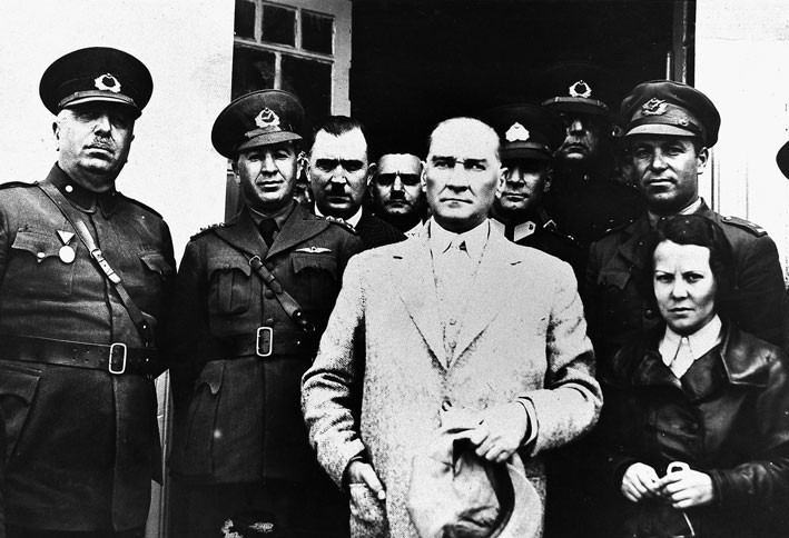 AZ RASTLANAN EN GÜZEL 50 ATATÜRK FOTOĞRAFI: 29 Ekim’e özel siyah-beyaz Atatürk fotoğrafları