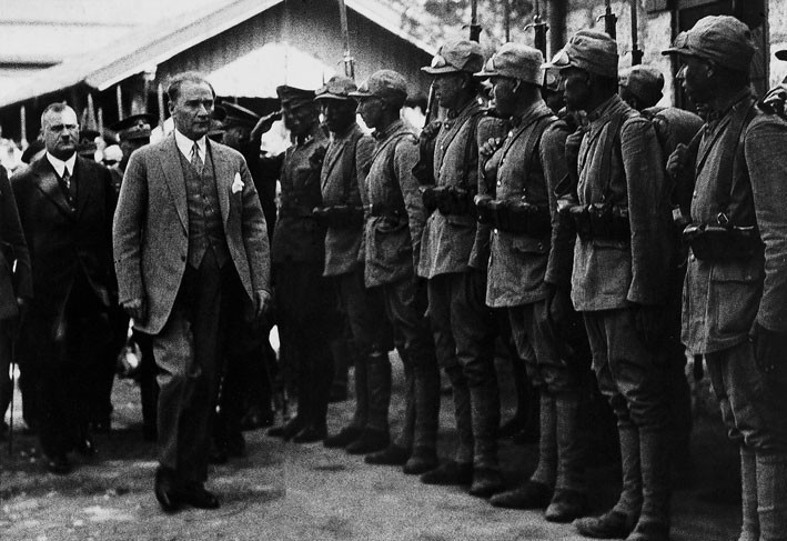 AZ RASTLANAN EN GÜZEL 50 ATATÜRK FOTOĞRAFI: 29 Ekim’e özel siyah-beyaz Atatürk fotoğrafları