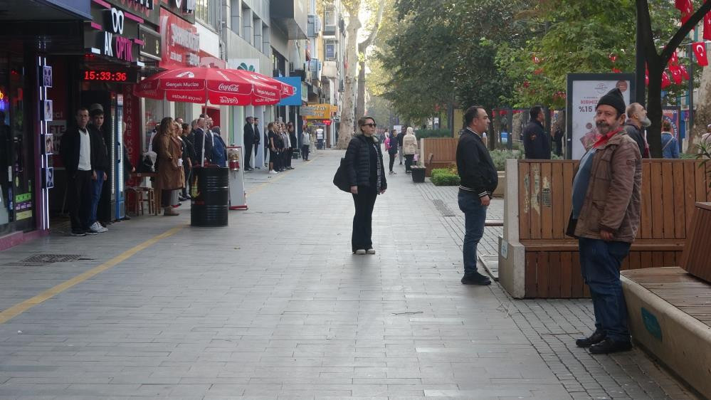 10 Kasım sabah 9u 5 geçe hayat durdu... Türm Türkiyeden ATAsına saygı duruşu