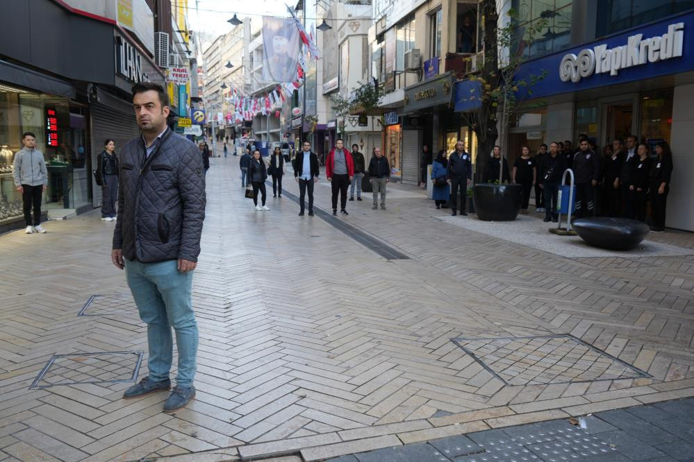 10 Kasım sabah 9u 5 geçe hayat durdu... Türm Türkiyeden ATAsına saygı duruşu