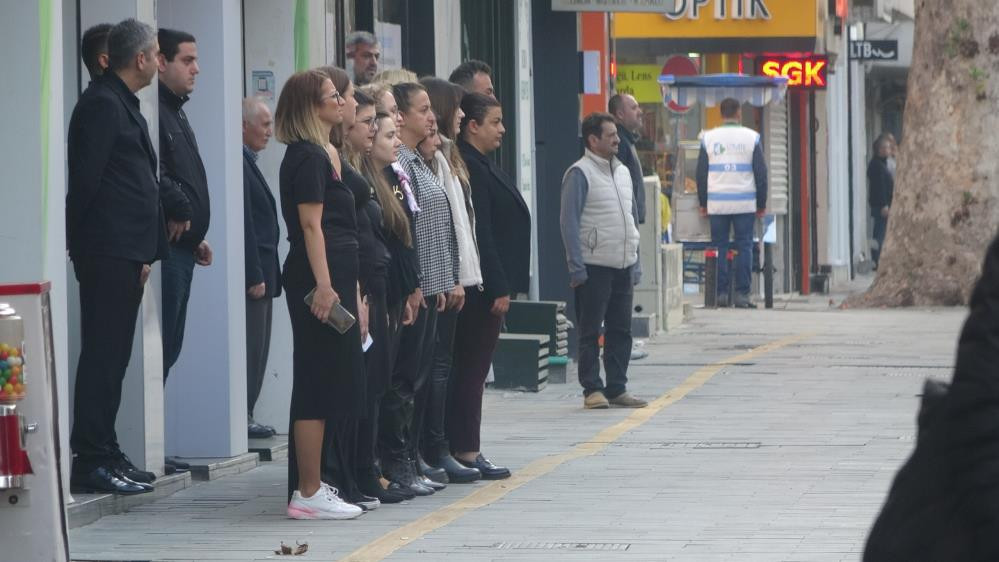 10 Kasım sabah 9u 5 geçe hayat durdu... Türm Türkiyeden ATAsına saygı duruşu