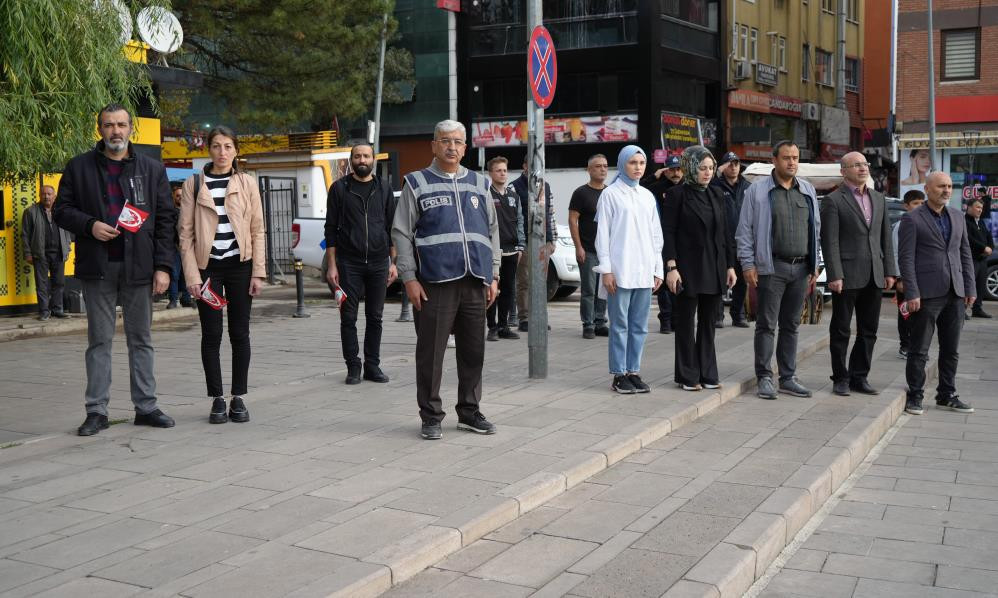 10 Kasım sabah 9u 5 geçe hayat durdu... Türm Türkiyeden ATAsına saygı duruşu