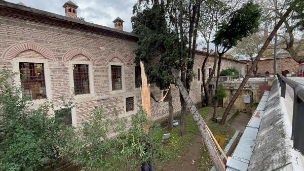 250 yıllık çınar fırtınada kökünden söküldü... Tarihi handa hasar oluştu... 600den fazla ihbar 250 yıllık çınar fırtınada kökünden söküldü... Tarihi handa hasar oluştu... 600den fazla ihbar