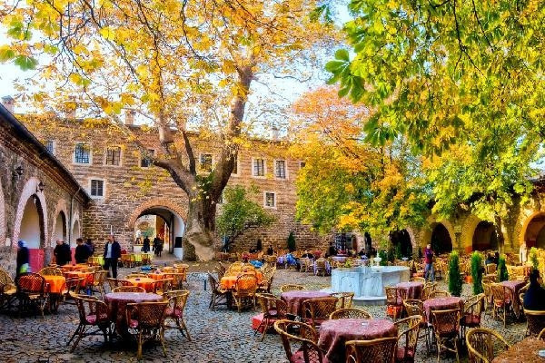 250 yıllık çınar fırtınada kökünden söküldü... Tarihi handa hasar oluştu... 600den fazla ihbar 250 yıllık çınar fırtınada kökünden söküldü... Tarihi handa hasar oluştu... 600den fazla ihbar