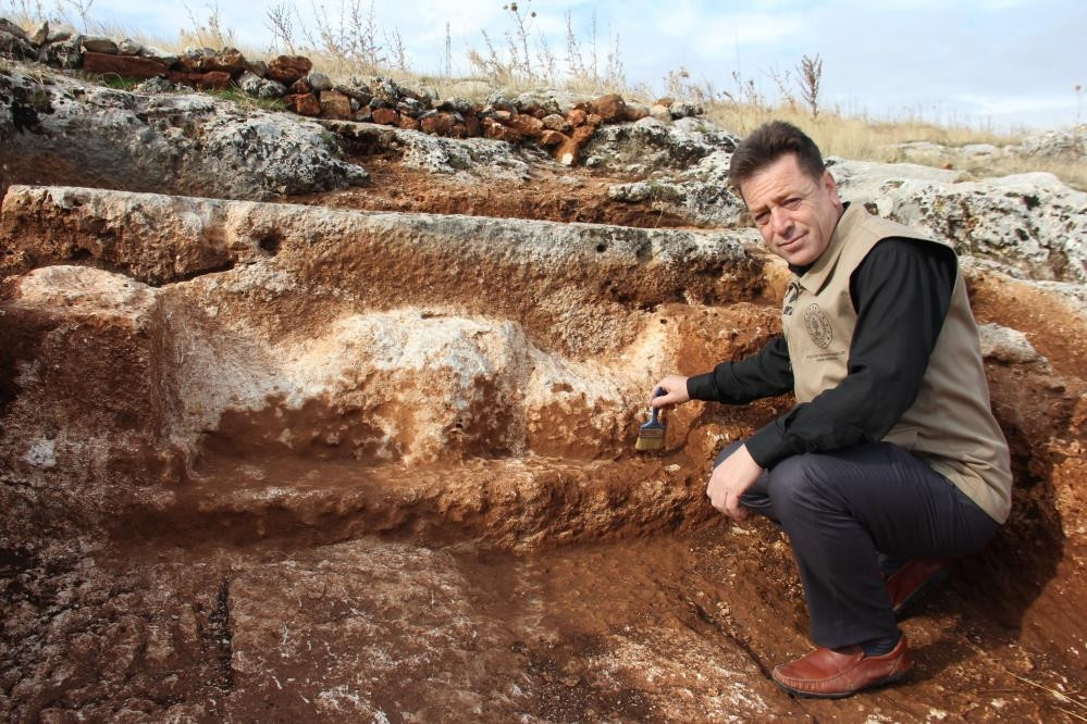 3 adet Khamosorion tipi mezar, ortada ise bir adet 1800 yıllık boğa başı ve boynuz kabartması... Dikkat çeken keşif 3 adet Khamosorion tipi mezar, ortada ise bir adet 1800 yıllık boğa başı ve boynuz kabartması... Dikkat çeken keşif