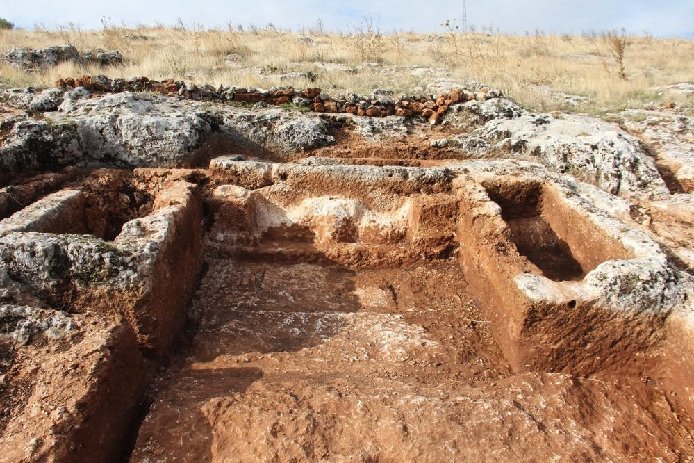 3 adet Khamosorion tipi mezar, ortada ise bir adet 1800 yıllık boğa başı ve boynuz kabartması... Dikkat çeken keşif 3 adet Khamosorion tipi mezar, ortada ise bir adet 1800 yıllık boğa başı ve boynuz kabartması... Dikkat çeken keşif