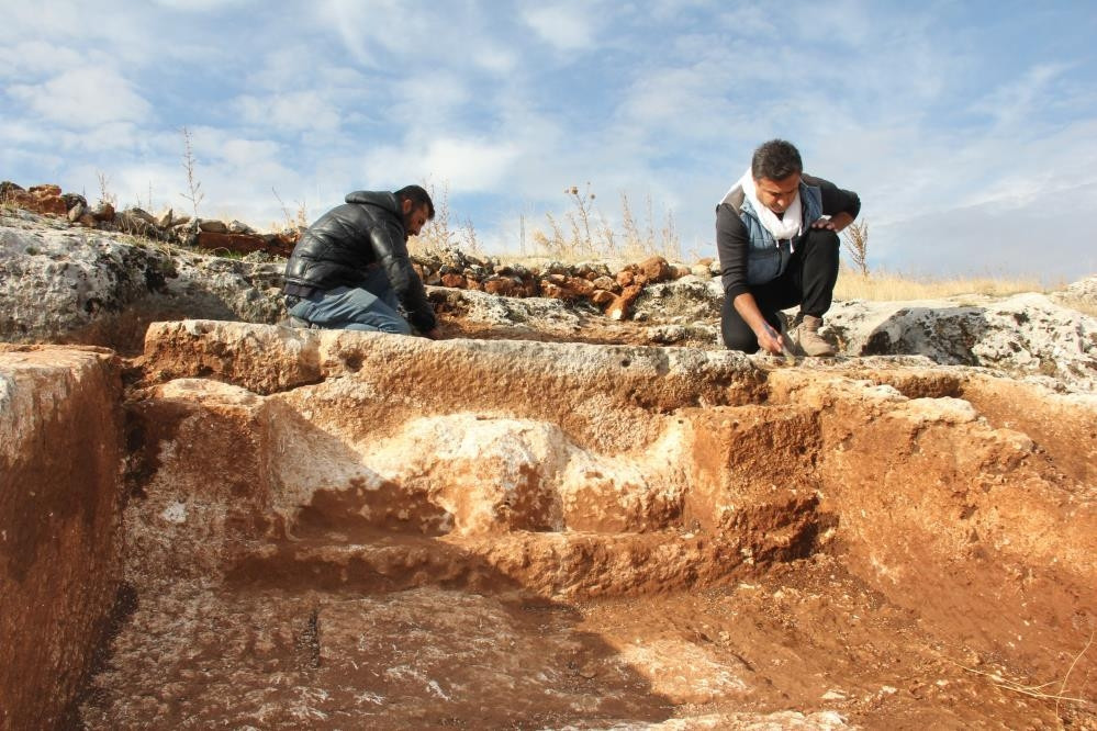 3 adet Khamosorion tipi mezar, ortada ise bir adet 1800 yıllık boğa başı ve boynuz kabartması... Dikkat çeken keşif 3 adet Khamosorion tipi mezar, ortada ise bir adet 1800 yıllık boğa başı ve boynuz kabartması... Dikkat çeken keşif