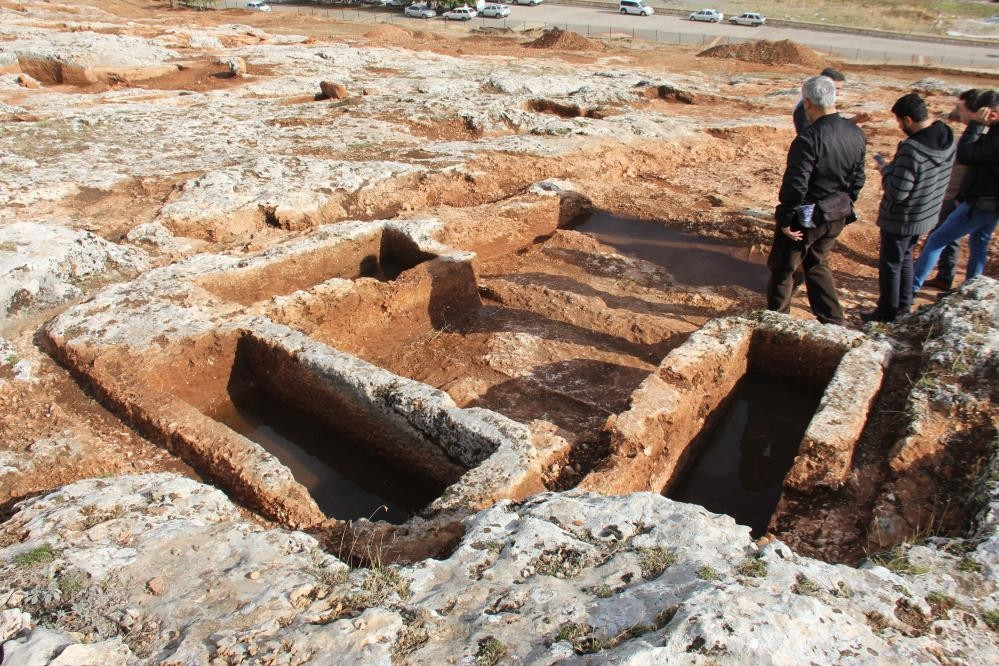 3 adet Khamosorion tipi mezar, ortada ise bir adet 1800 yıllık boğa başı ve boynuz kabartması... Dikkat çeken keşif 3 adet Khamosorion tipi mezar, ortada ise bir adet 1800 yıllık boğa başı ve boynuz kabartması... Dikkat çeken keşif