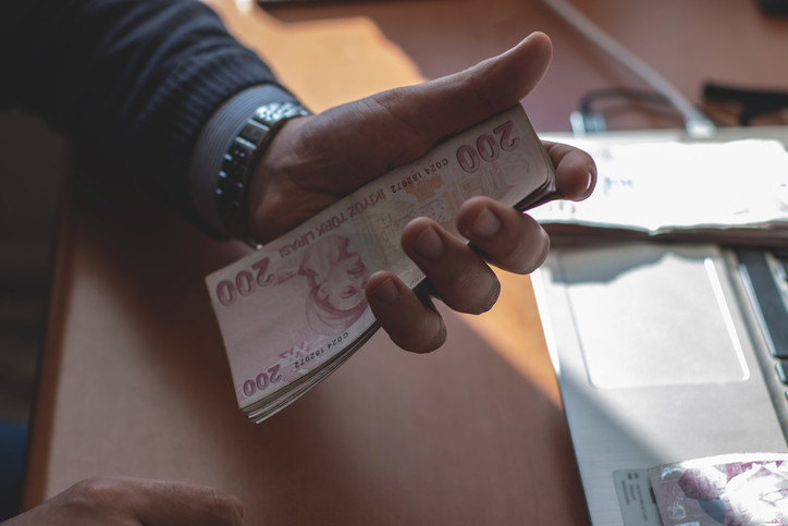 EV HANIMLARINA EMEKLİLİK BAŞVURUSU | Ev hanımlarına emeklilik şartları neler Ev hanımlarına emeklilik yasası çıktı mı, toplu ödeme mi yapılacak İşte son durum