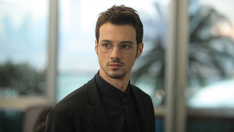 Mert Yazıcıoğlu kimdir, kaç yaşında, hangi dizilerde oynadı Kızıl Goncalar Cüneyd kimdir Mert Yazıcıoğlu TV dizileri ve filmleri