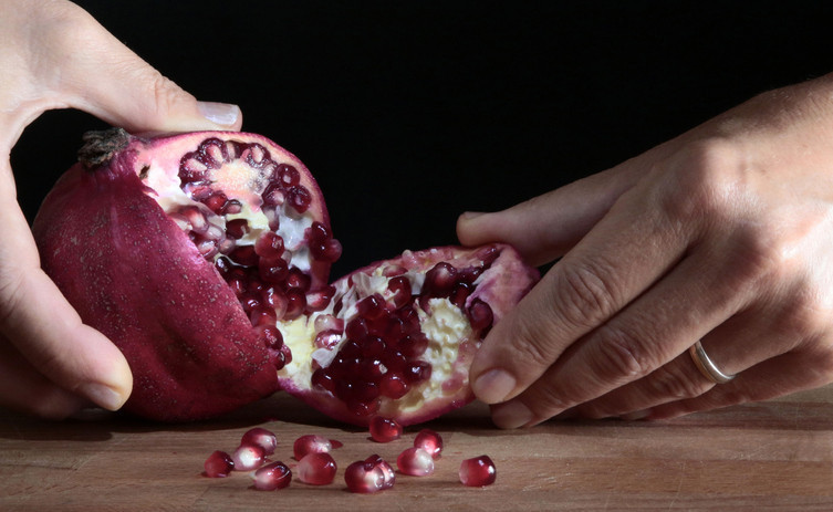 21 ARALIK NAR KIRMA RİTÜELİ VE GELENEĞİ || Nar kırma ritüeli nedir, nasıl yapılır Kış gün dönümü nar kırma ne zaman, saat kaçta Bereketin simgesi olduğuna inanılıyor