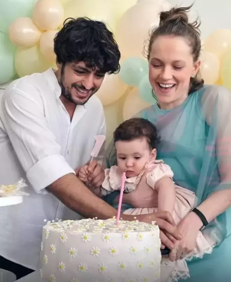Taner Ölmez ile Ece Çeşmioğlu ikinci kez anne baba oldu Ece Çeşmioğlu kimdir, kaç yaşında, hangi dizilerde oynadı