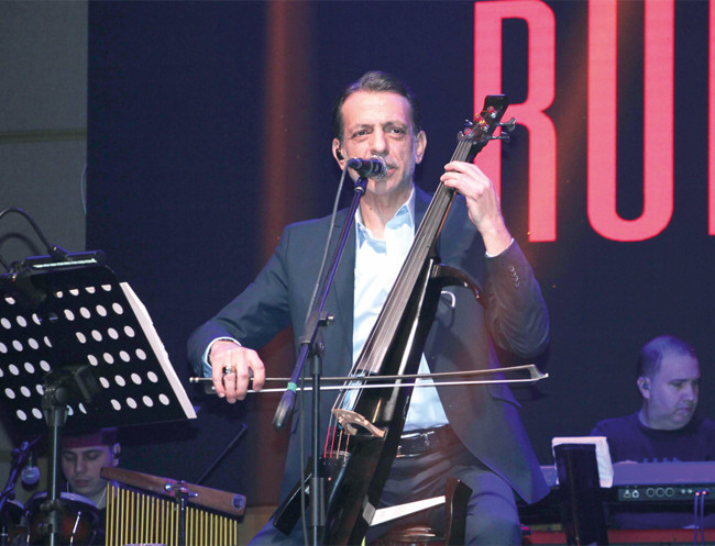 Artık beyaz yakalar  arabesk dinliyor