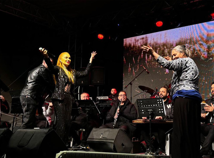 Romanlarla Göbek Attı