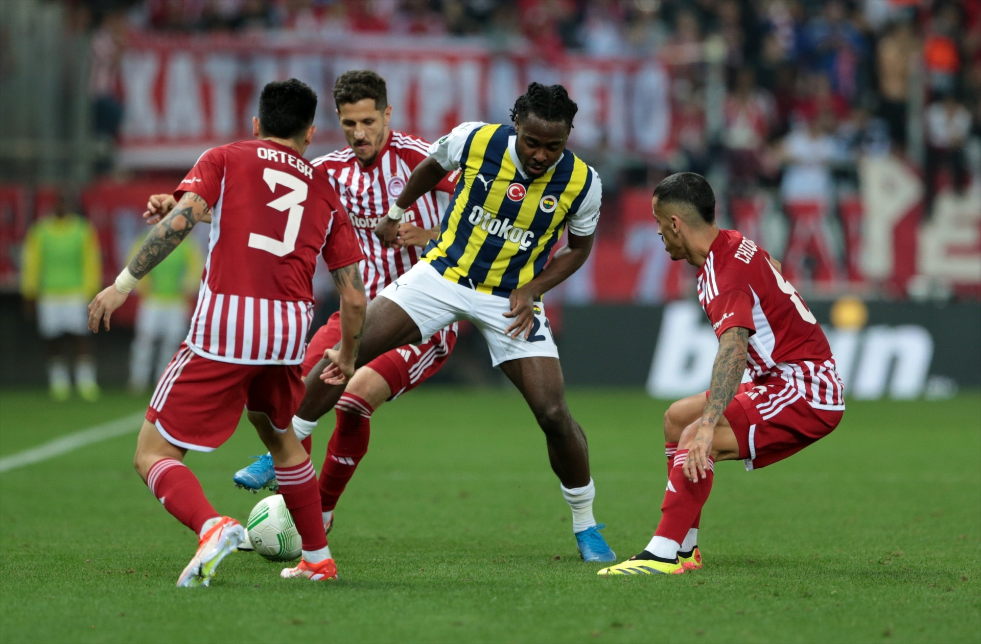 Fenerbahçe - Olympiakos maçında ekranlara yansımayan görüntüler