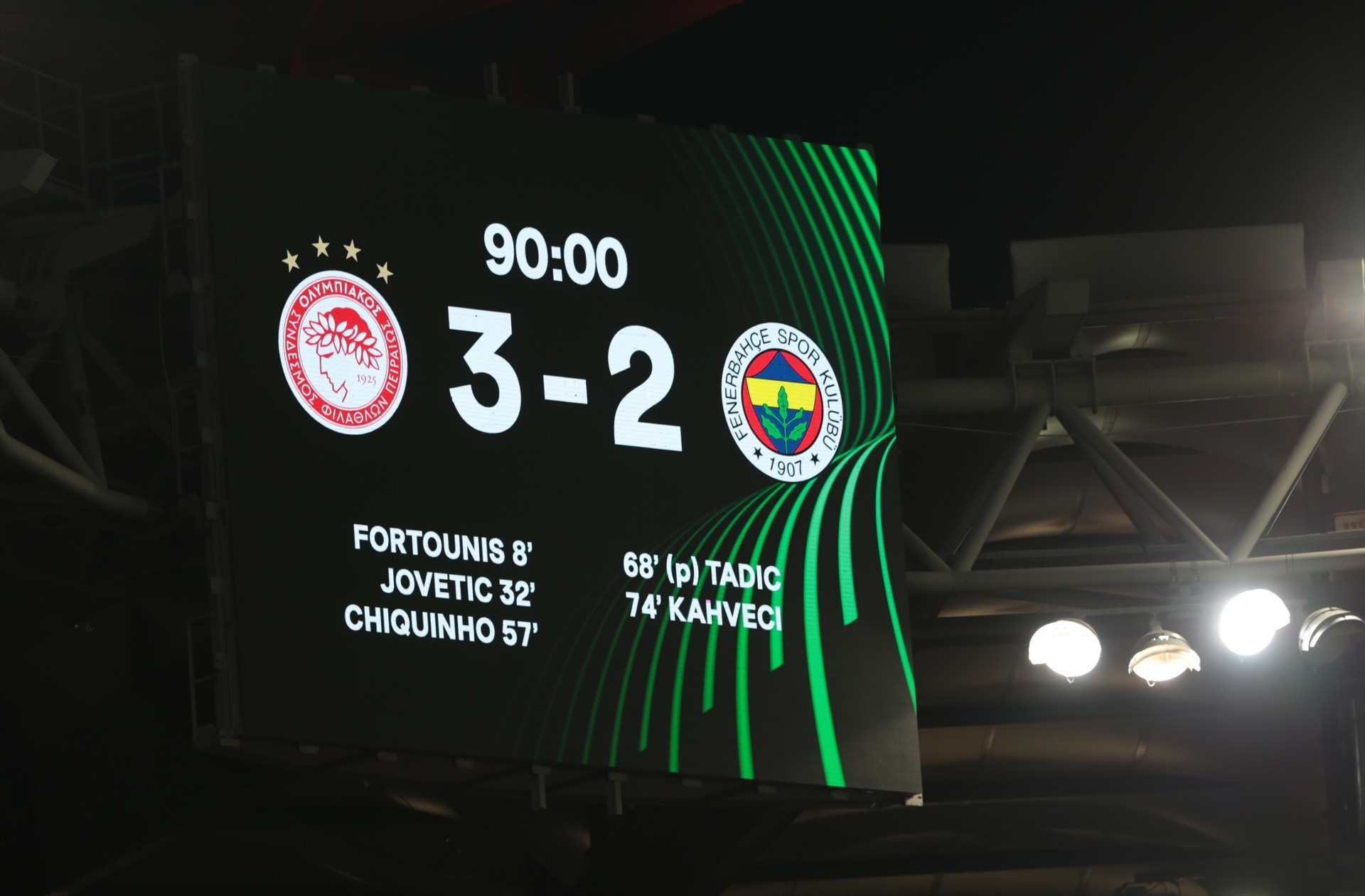 Fenerbahçe - Olympiakos maçında ekranlara yansımayan görüntüler