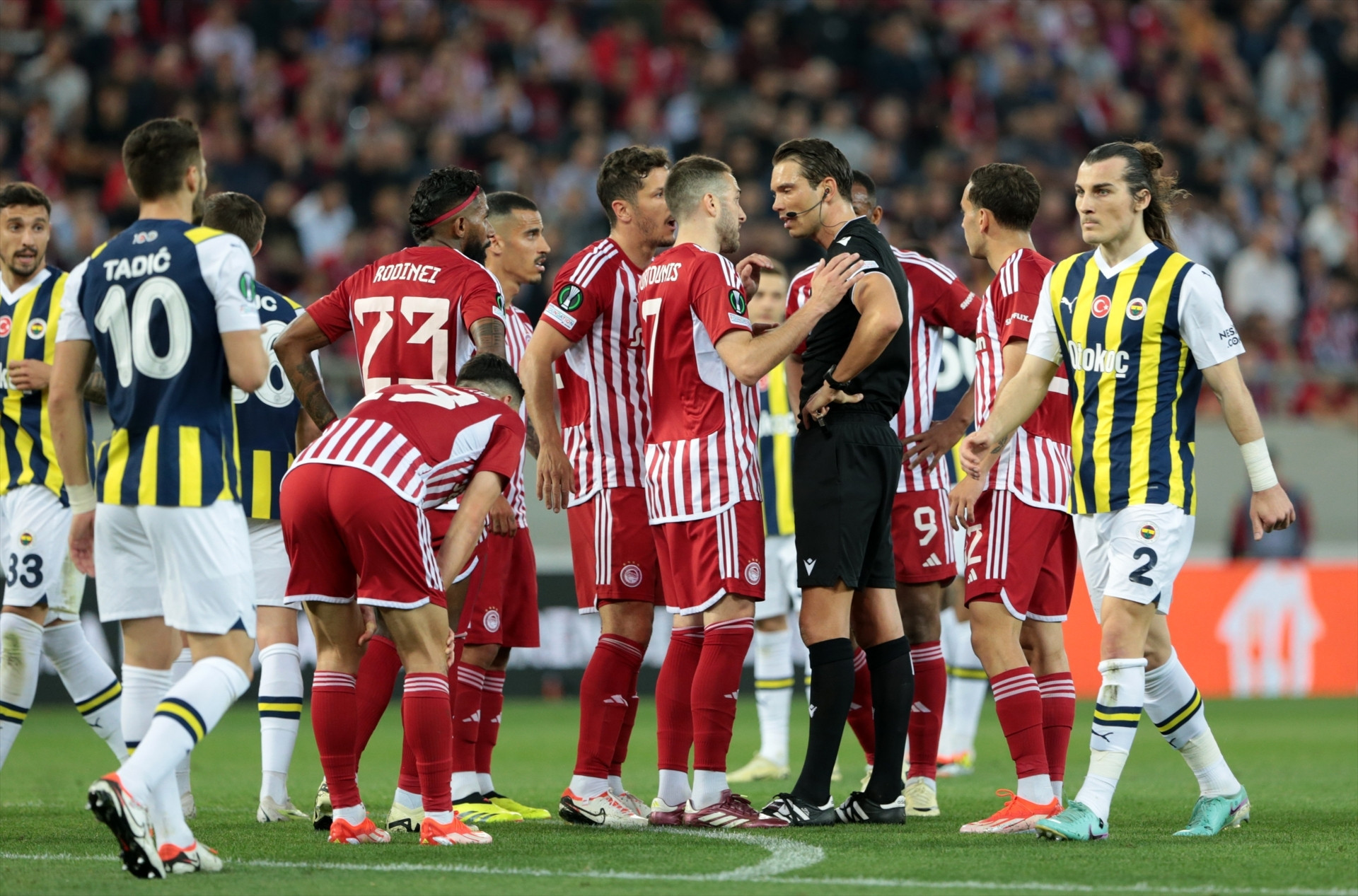 Fenerbahçe - Olympiakos maçında ekranlara yansımayan görüntüler