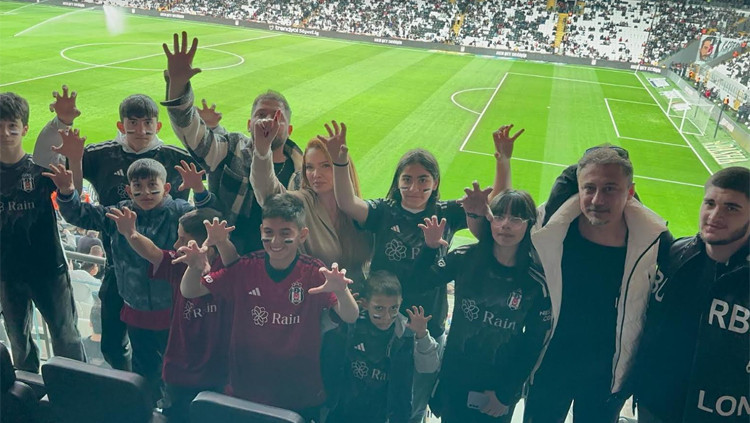 Pınar Eliçe Kimsesiz Çocuklarla Beşiktaş Maçını İzledi