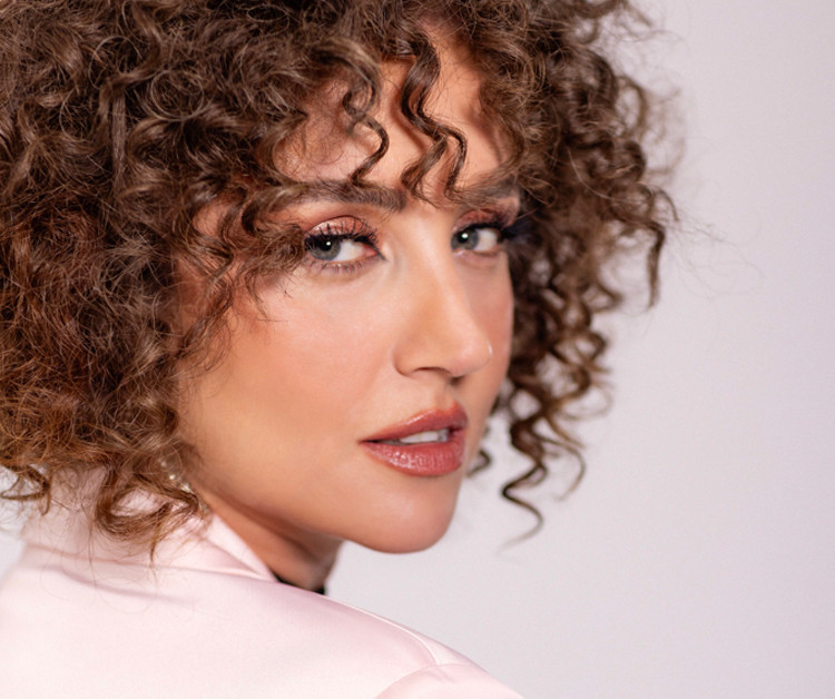 BENGÜ BEKER, MAXIMUM UNIQ BOX SAHNESİNDE