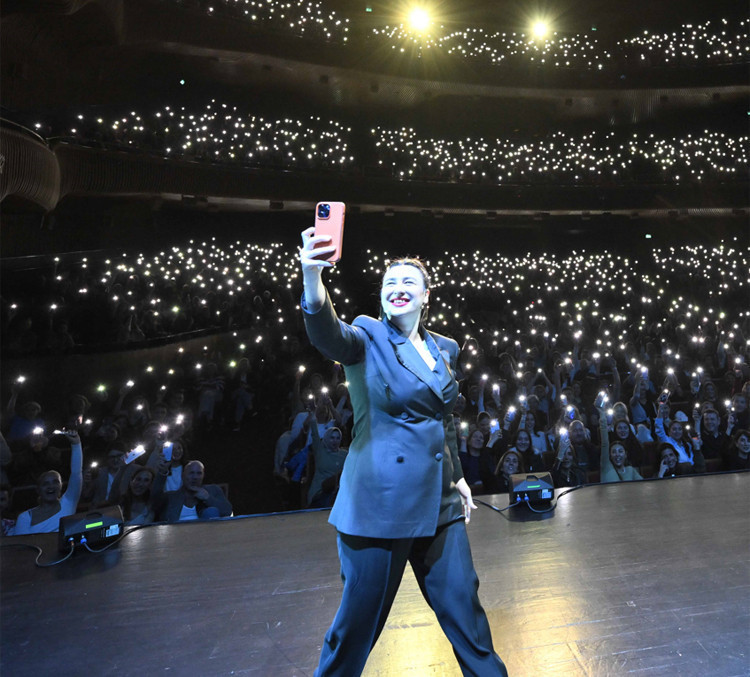 YASEMİN SAKALLIOĞLU TÜRKİYE TURNESİNE BAŞLIYOR