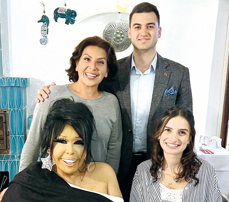 Arkadaşını tebrik etti