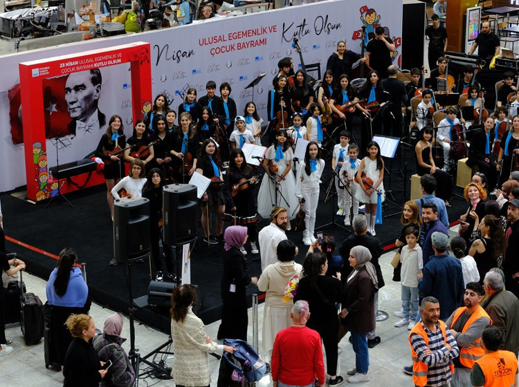 Havalimanında 23 Nisan Konseri