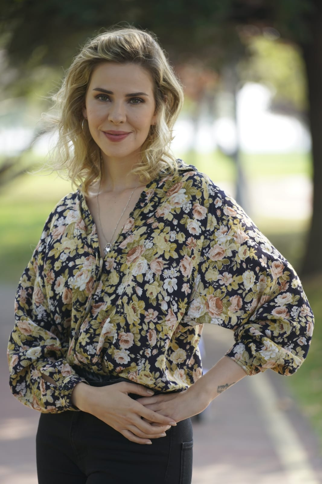 OYA AKAR ARKA SOKAKLARA DÖNDÜ MÜ