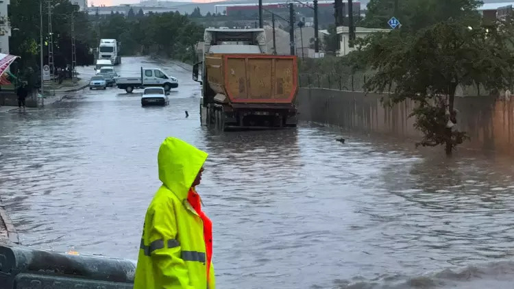 Ankara’da etkisi devam eden sağanak hayatı zorlaştırdı