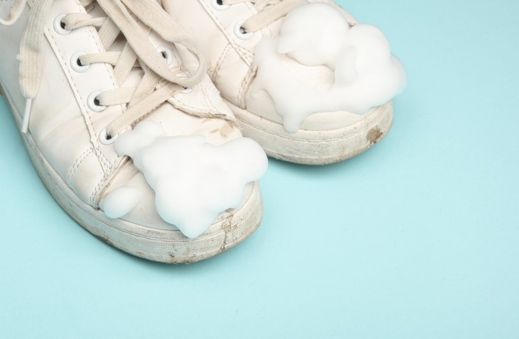 SARARAN BEYAZ AYAKKABI NASIL TEMİZLENİR SARARAN BEYAZ AYAKKABI NASIL TEMİZLENİR